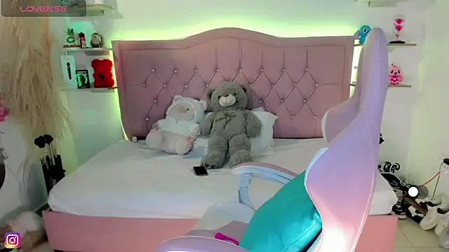 Zoe Luxxe  online show from March 19, 2026, 11:09 pm