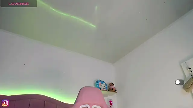 Zoe Luxxe  online show from June 20, 2026, 9:06 pm
