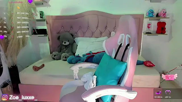 Zoe Luxxe  online show from July 14, 2026, 9:09 pm