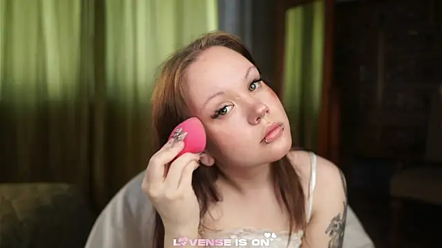 Snapshot of LeahAllsop chatting on May 8, 2026, 2:39 am LeahAllsop online show from May 8, 2026, 2:39 am