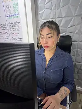 ManuelaVeeleez online show from April 22, 2026, 1:52 am