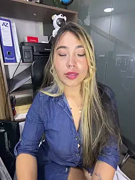 Snapshot of ManuelaVeeleez chatting on June 5, 2026, 4:19 am ManuelaVeeleez online show from June 5, 2026, 4:19 am