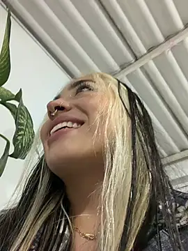 ManuelaVeeleez online show from June 24, 2026, 1:59 am