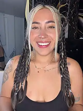 ManuelaVeeleez online show from June 26, 2026, 6:29 am