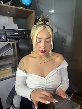 ManuelaVeeleez online show from July 3, 2026, 5:14 am