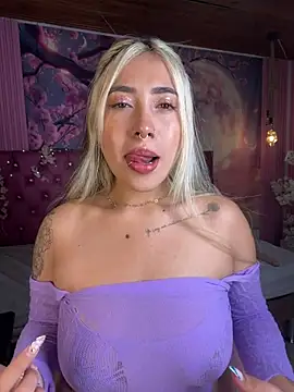 ManuelaVeeleez online show from July 5, 2026, 3:23 am