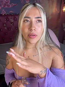 ManuelaVeeleez online show from July 5, 2026, 4:19 am
