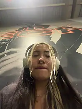 ManuelaVeeleez online show from July 7, 2026, 2:47 am