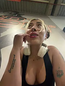 ManuelaVeeleez online show from July 16, 2026, 2:39 am