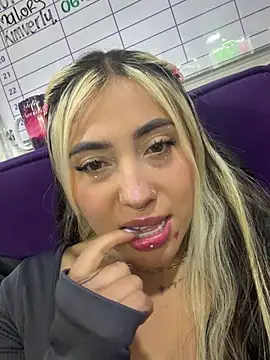 ManuelaVeeleez online show from July 25, 2026, 3:37 am