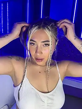 ManuelaVeeleez online show from July 28, 2026, 5:03 am