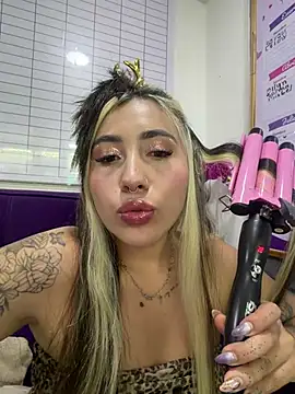 ManuelaVeeleez online show from August 1, 2026, 5:18 am