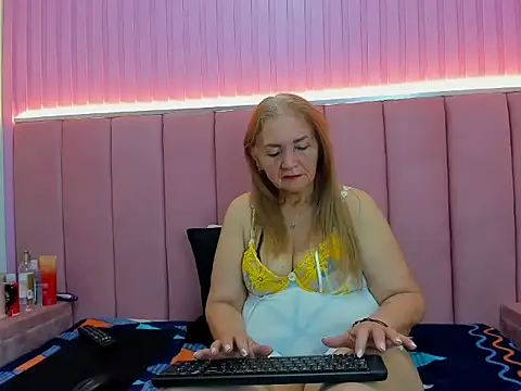 Snapshot of queenstarhy chatting on June 20, 2026, 4:10 pm queenstarhy online show from June 20, 2026, 4:10 pm