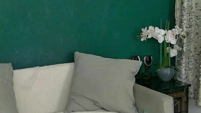 Snapshot of SkinnyNatty chatting on June 4, 2026, 3:45 am SkinnyNatty online show from June 4, 2026, 3:45 am