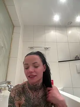 SkinnyLilly online show from May 1, 2026, 10:58 pm