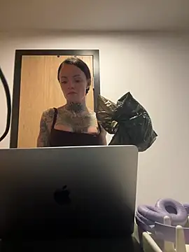 SkinnyLilly online show from June 9, 2026, 7:36 pm