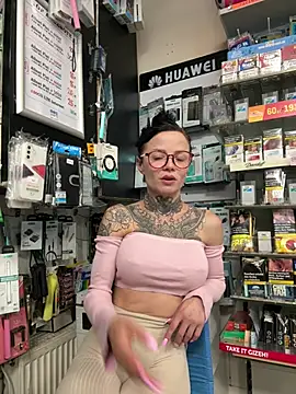 SkinnyLilly online show from July 1, 2026, 7:02 pm