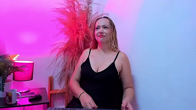 Snapshot of KahiaSmith chatting on July 9, 2026, 1:04 pm KahiaSmith online show from July 9, 2026, 1:04 pm