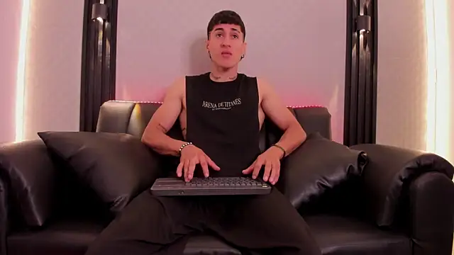 Snapshot of Dark_Valentino_ chatting on July 27, 2026, 1:07 pm Dark Valentino online show from July 27, 2026, 1:07 pm