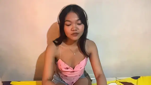 LynneCharley online show from March 12, 2026, 1:23 am