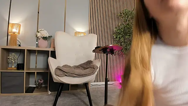 Velvet Spell online show from June 19, 2026, 2:49 am