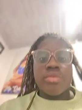 Snapshot of YourLiaa_ chatting on March 5, 2026, 10:28 pm YourLiaa online show from March 5, 2026, 10:28 pm