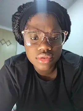 Snapshot of YourLiaa_ chatting on March 31, 2026, 4:24 am YourLiaa online show from March 31, 2026, 4:24 am