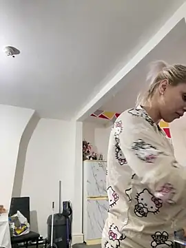 Snapshot of Giullyaxxx chatting on March 8, 2026, 3:38 pm Giullyaxxx online show from March 8, 2026, 3:38 pm