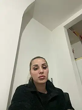 Snapshot of Giullyaxxx chatting on March 11, 2026, 10:16 pm Giullyaxxx online show from March 11, 2026, 10:16 pm