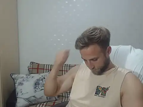 Snapshot of BlondEagleMuscle chatting on June 18, 2026, 8:24 pm BlondEagleMuscle online show from June 18, 2026, 8:24 pm