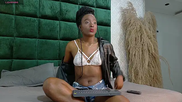 Yara Shinne online show from March 12, 2026, 1:17 pm