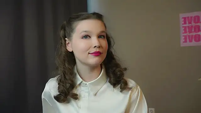 NicoleBryd online show from March 17, 2026, 8:39 am