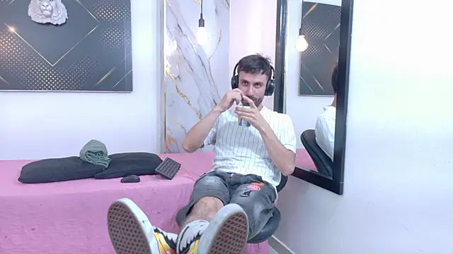 Snapshot of KingOfTemptation chatting on June 25, 2026, 5:12 am KingOfTemptation online show from June 25, 2026, 5:12 am