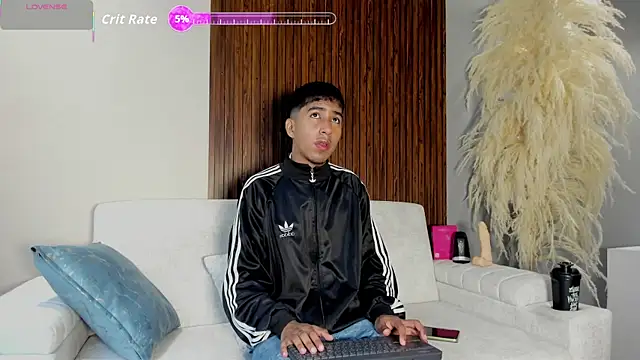 Snapshot of Ender_h0tt chatting on June 8, 2026, 1:55 pm Ender h0tt online show from June 8, 2026, 1:55 pm
