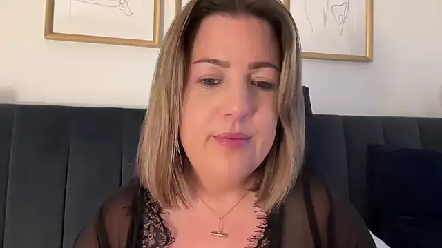 annabellewarick online show from May 11, 2026, 7:44 pm