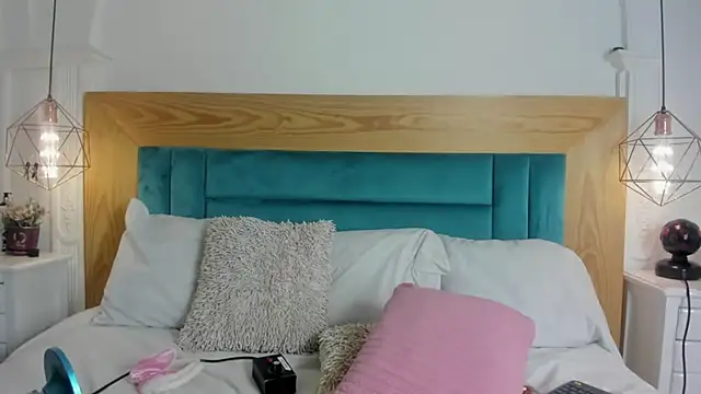 NatyVelvex online show from March 17, 2026, 2:42 pm