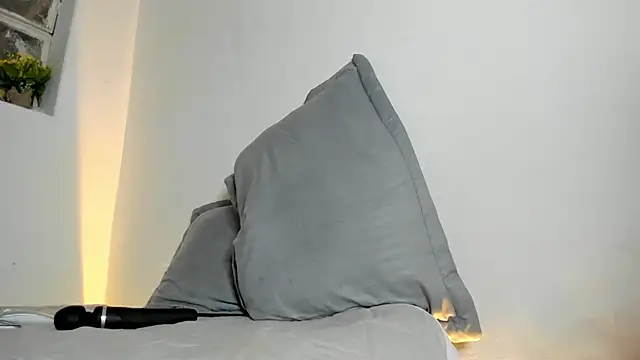Hannah White  online show from July 6, 2026, 7:49 pm