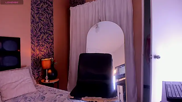 july quinzel online show from June 28, 2026, 2:28 am