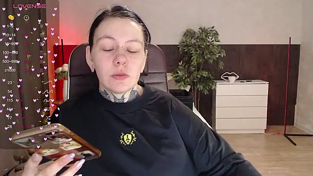 Qwerty Anna Lbo online show from March 13, 2026, 3:13 am