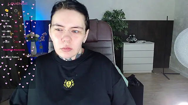 Qwerty Anna Lbo online show from March 17, 2026, 12:48 am