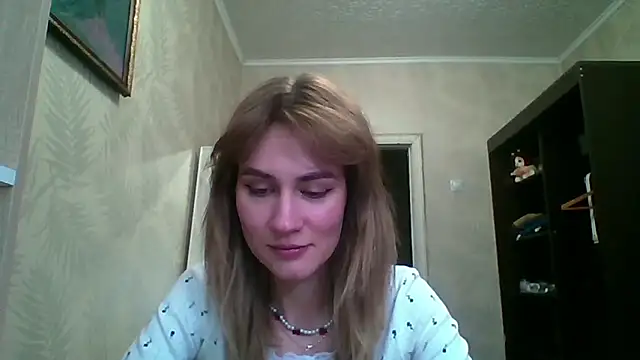 ElenoreHolguin online show from April 21, 2026, 9:04 am