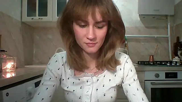 ElenoreHolguin online show from May 1, 2026, 6:12 pm