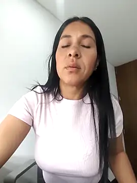 Camillemonroe  online show from April 16, 2026, 1:23 pm