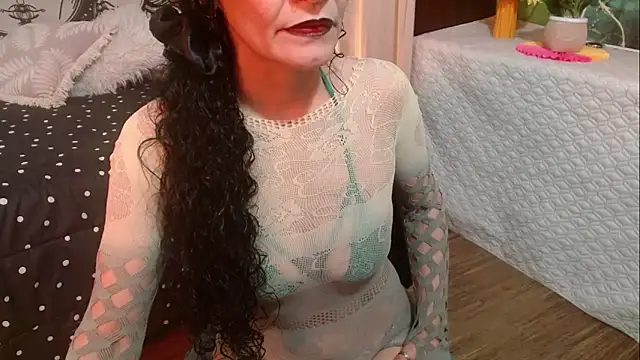  Alexandra Jones online show from May 2, 2026, 3:33 am