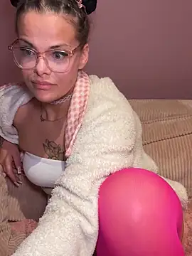 EmiliaSunx online show from March 11, 2026, 8:37 pm