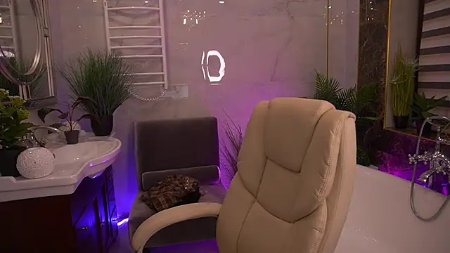 LittleJulii online show from May 15, 2026, 7:54 pm