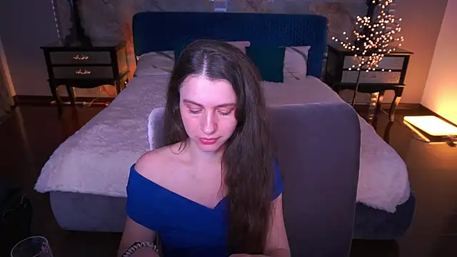 LittleJulii online show from May 17, 2026, 7:43 pm