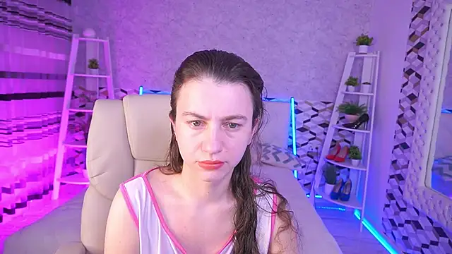LittleJulii online show from May 27, 2026, 4:09 am