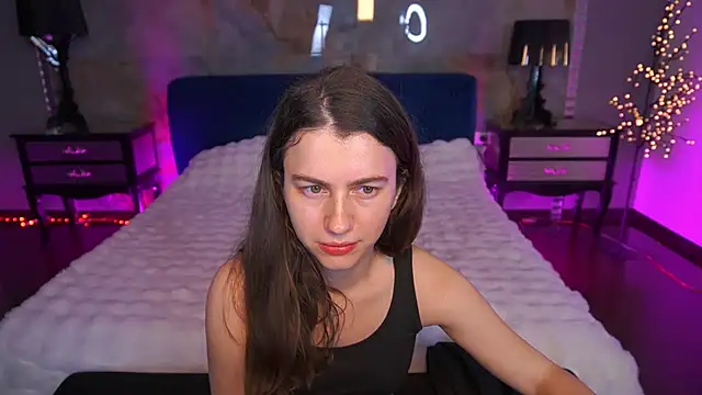 LittleJulii online show from June 7, 2026, 7:39 pm