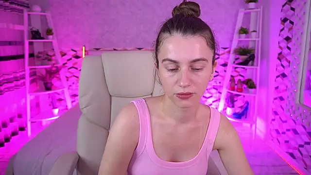 LittleJulii online show from June 19, 2026, 12:42 pm